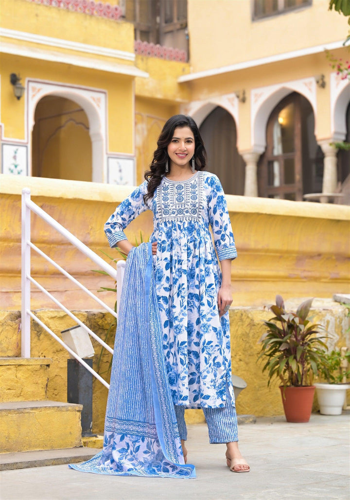 Blue and White Simple Daily Wear Kurta Set for WomenMaterial composition : 100% CottonLength : Knee LengthSleeve type : 3/4 SleeveStyle : Nayra CutMaterial type : CottonOccasion : Casual ,Office wear ,Party ,Wedding ,White Simple Daily Wear Kurta Set