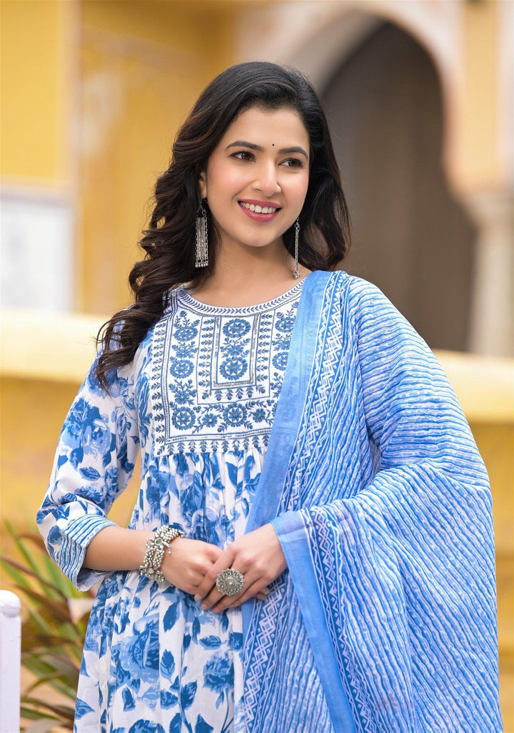 Blue and White Simple Daily Wear Kurta Set for WomenMaterial composition : 100% CottonLength : Knee LengthSleeve type : 3/4 SleeveStyle : Nayra CutMaterial type : CottonOccasion : Casual ,Office wear ,Party ,Wedding ,White Simple Daily Wear Kurta Set