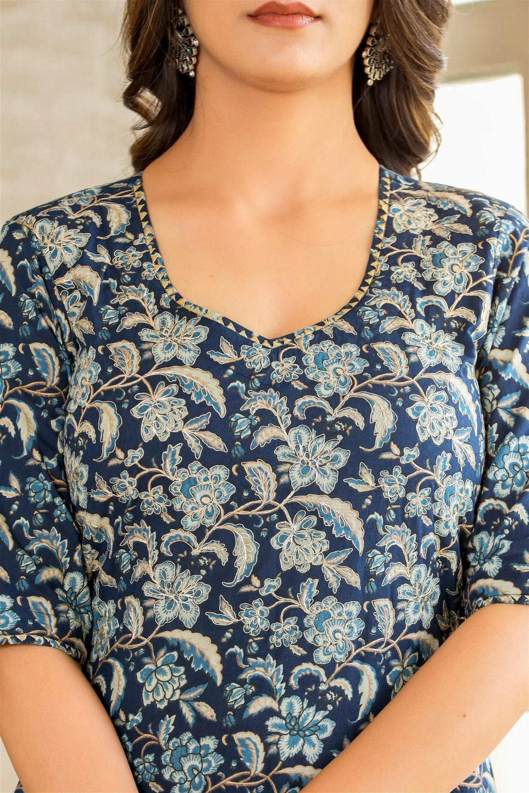 Floral Printed Straight Kurta and pant set with DupattaMaterial composition : 100% ViscoseLength : Knee LengthSleeve type : 3/4 SleeveStyle : StraightMaterial type : ViscoseOccasion : Casual ,Office wear ,Party ,Wedding Floral Printed Straight Kurta