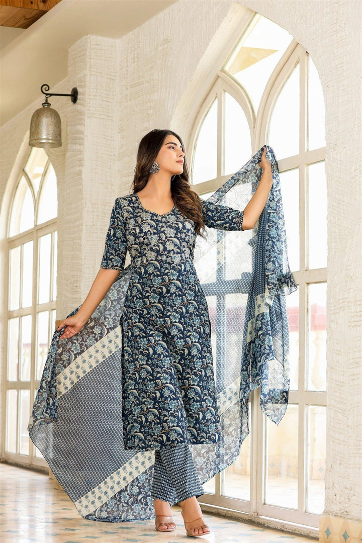 Floral Printed Straight Kurta and pant set with DupattaMaterial composition : 100% ViscoseLength : Knee LengthSleeve type : 3/4 SleeveStyle : StraightMaterial type : ViscoseOccasion : Casual ,Office wear ,Party ,Wedding Floral Printed Straight Kurta