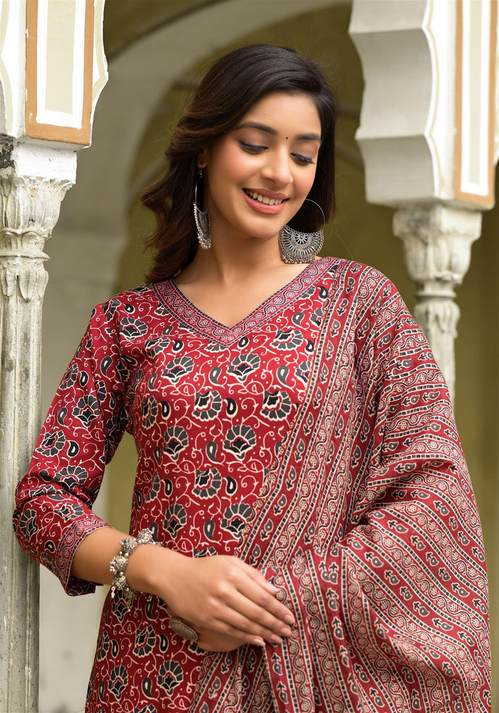 Maroon Color Straight Kurta Pant and printed Dupatta Set For WomenMaterial composition : 100% ViscosLength : Knee LengthSleeve type : 3/4 SleeveStyle : StraightMaterial type : ViscosOccasion : Casual ,Office wear ,Party ,Wedding , Maroon Color Straight Kurta Pant