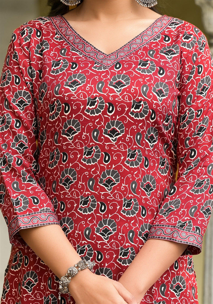 Maroon Color Straight Kurta Pant and printed Dupatta Set For WomenMaterial composition : 100% ViscosLength : Knee LengthSleeve type : 3/4 SleeveStyle : StraightMaterial type : ViscosOccasion : Casual ,Office wear ,Party ,Wedding , Maroon Color Straight Kurta Pant