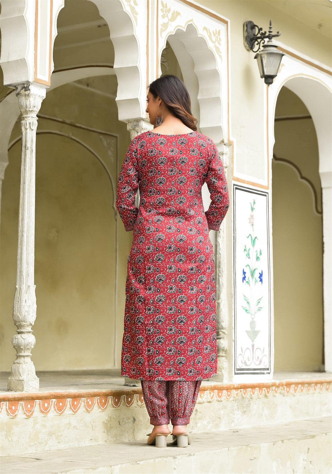 Maroon Color Straight Kurta Pant and printed Dupatta Set For WomenMaterial composition : 100% ViscosLength : Knee LengthSleeve type : 3/4 SleeveStyle : StraightMaterial type : ViscosOccasion : Casual ,Office wear ,Party ,Wedding , Maroon Color Straight Kurta Pant