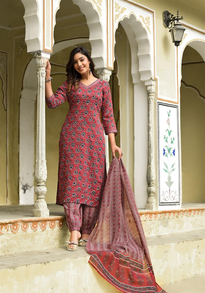 Maroon Color Straight Kurta Pant and printed Dupatta Set For WomenMaterial composition : 100% ViscosLength : Knee LengthSleeve type : 3/4 SleeveStyle : StraightMaterial type : ViscosOccasion : Casual ,Office wear ,Party ,Wedding , Maroon Color Straight Kurta Pant
