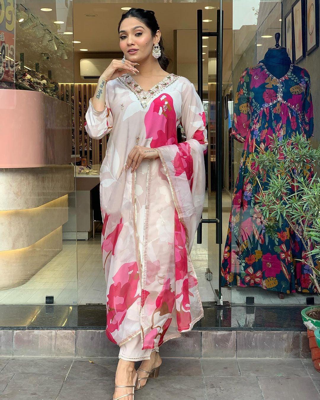 Women's Natural Crep  Kurti Pant With Dupatta CollectionTop Fabric : Natural Crap 
Bottom Fabric : Viscose rayon 
Dupatta : Premium Organza (Taby) 
Work : Embroidery
Lenght :45 inch 
 Natural Crep Kurti Pant
